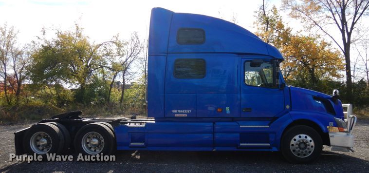 image for item HD9124 2007 Volvo VN  semi truck
