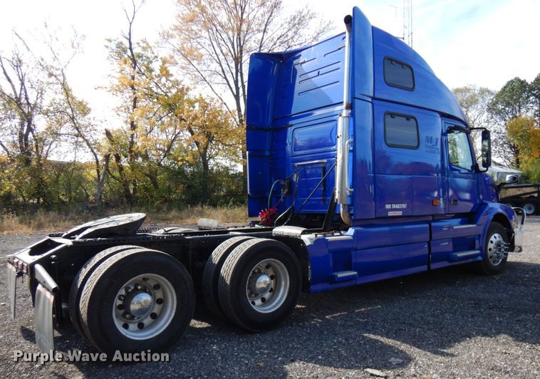 image for item HD9124 2007 Volvo VN  semi truck