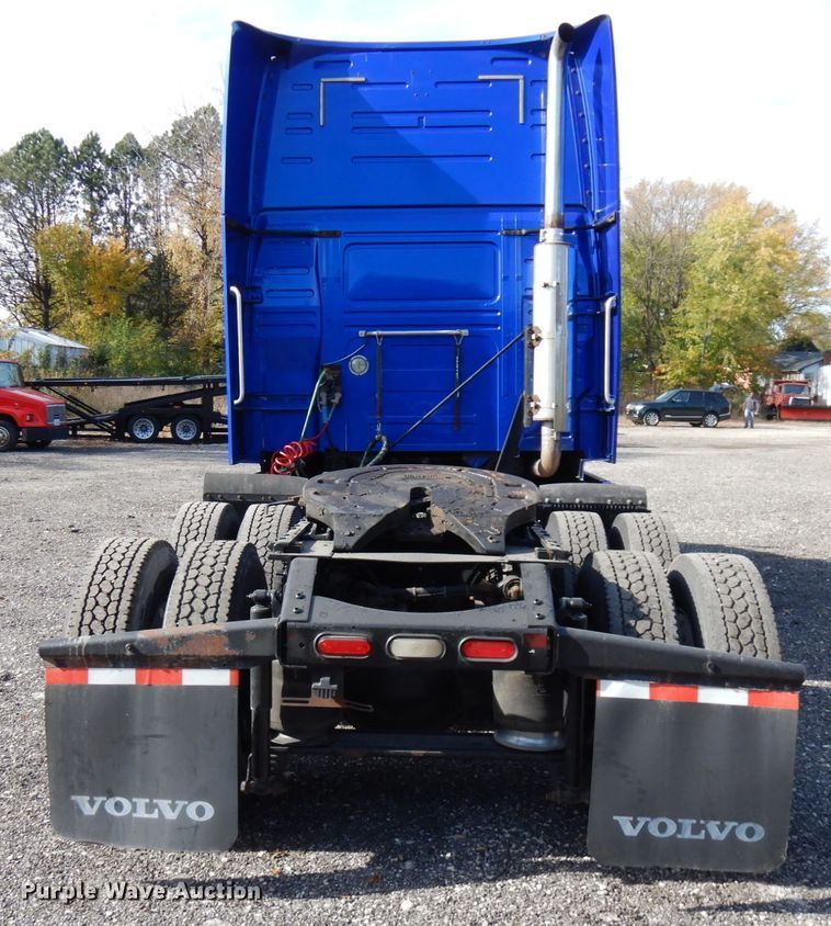 image for item HD9124 2007 Volvo VN  semi truck