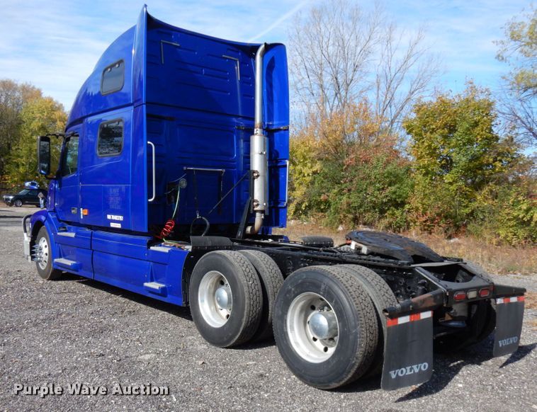 image for item HD9124 2007 Volvo VN  semi truck
