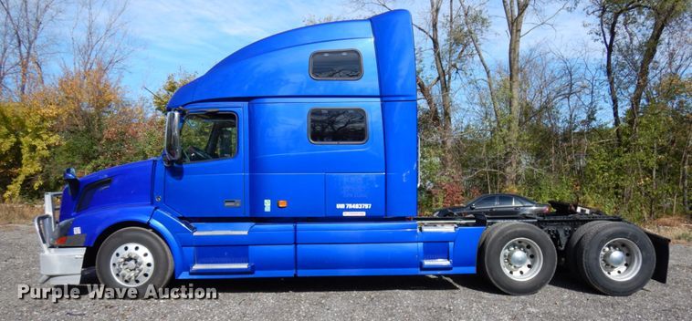 image for item HD9124 2007 Volvo VN  semi truck