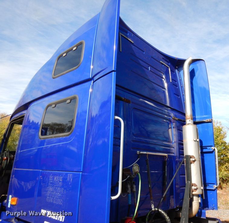 image for item HD9124 2007 Volvo VN  semi truck