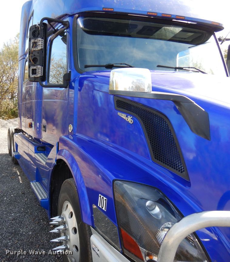 image for item HD9124 2007 Volvo VN  semi truck