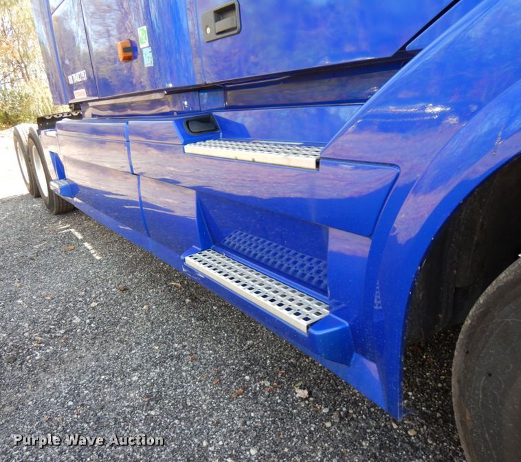 image for item HD9124 2007 Volvo VN  semi truck