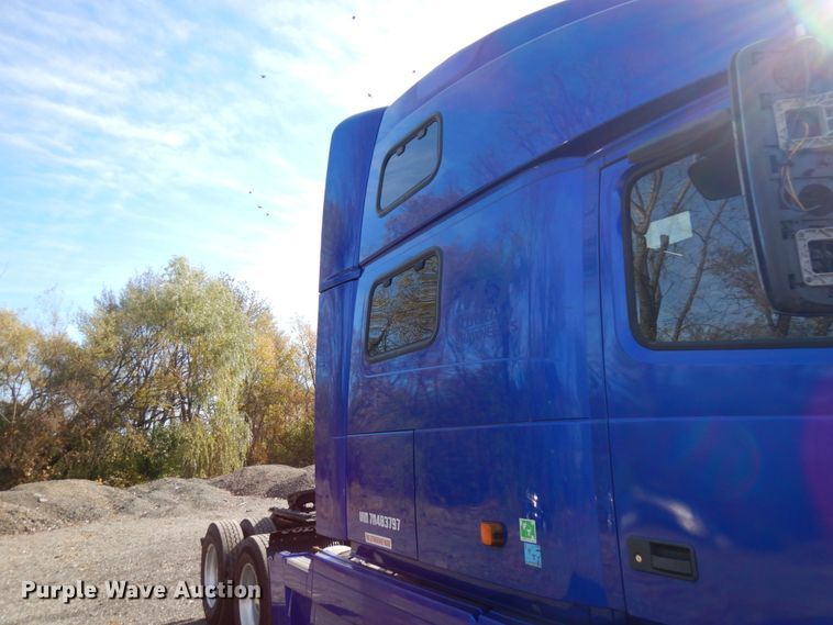 image for item HD9124 2007 Volvo VN  semi truck