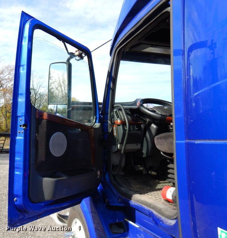 image for item HD9124 2007 Volvo VN  semi truck