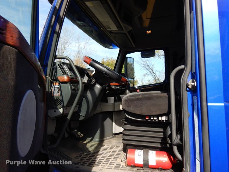 image for item HD9124 2007 Volvo VN  semi truck