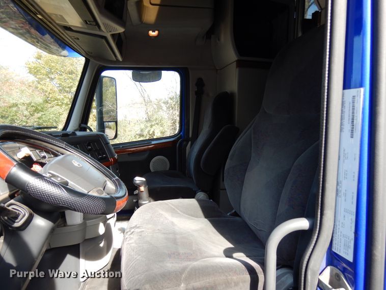 image for item HD9124 2007 Volvo VN  semi truck