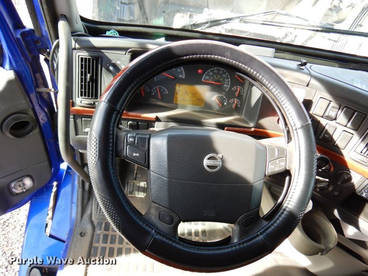 image for item HD9124 2007 Volvo VN  semi truck