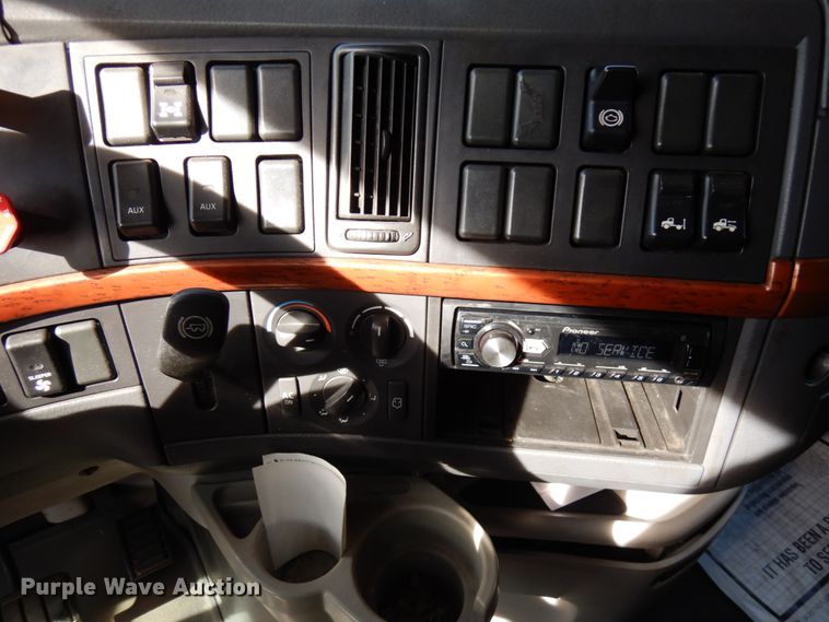 image for item HD9124 2007 Volvo VN  semi truck