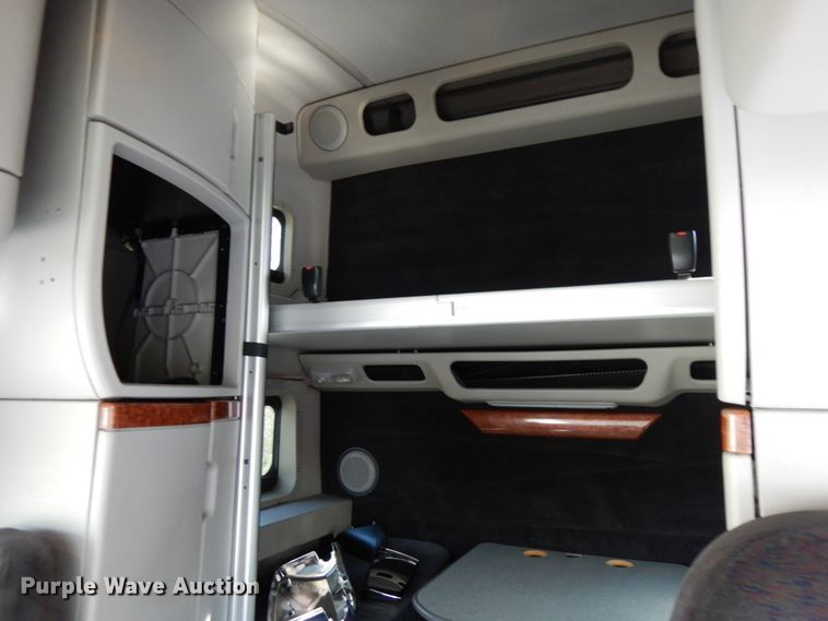 image for item HD9124 2007 Volvo VN  semi truck