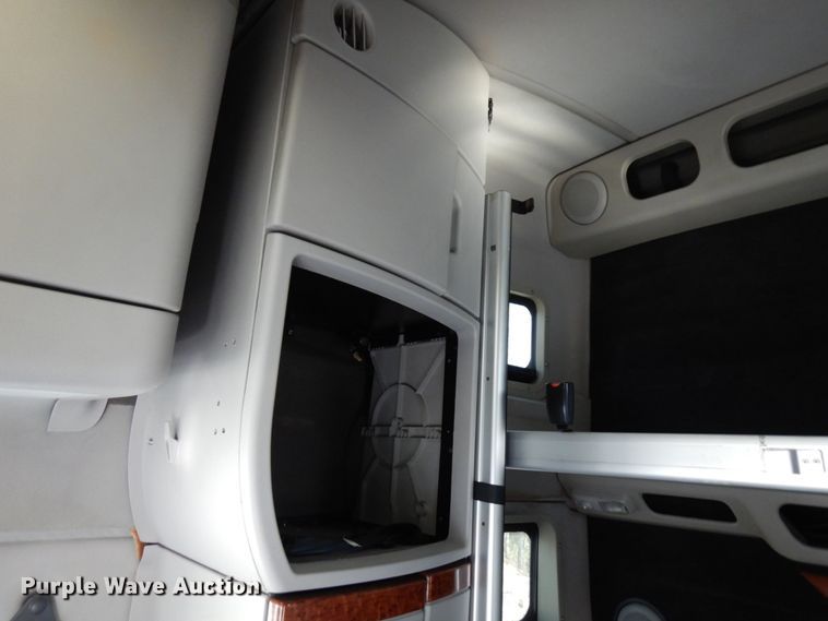 image for item HD9124 2007 Volvo VN  semi truck