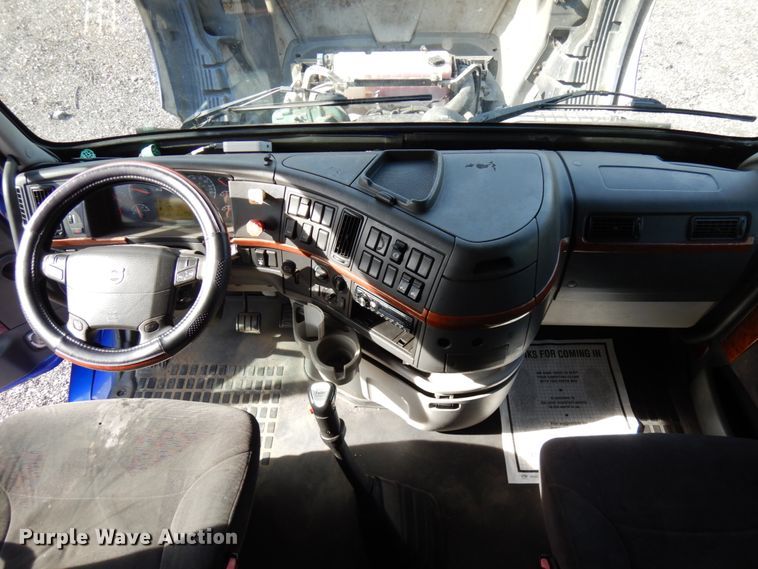 image for item HD9124 2007 Volvo VN  semi truck