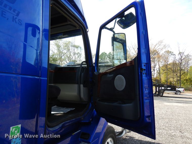 image for item HD9124 2007 Volvo VN  semi truck