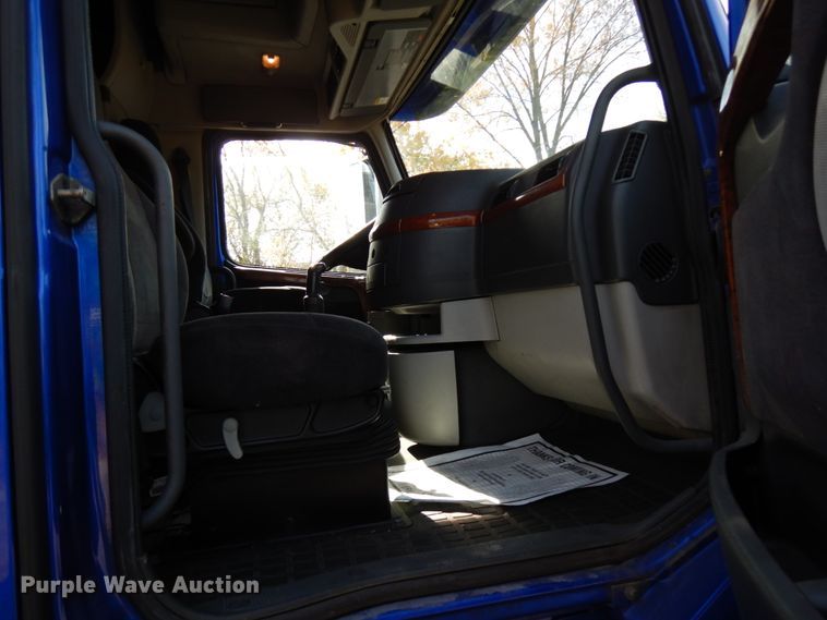 image for item HD9124 2007 Volvo VN  semi truck