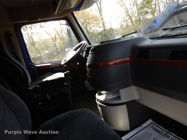 image for item HD9124 2007 Volvo VN  semi truck