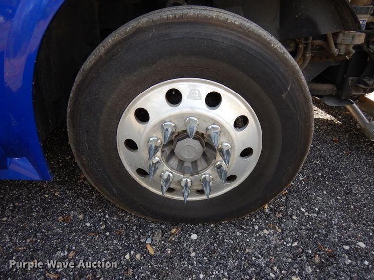 image for item HD9124 2007 Volvo VN  semi truck