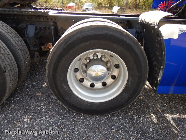 image for item HD9124 2007 Volvo VN  semi truck