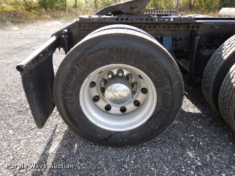 image for item HD9124 2007 Volvo VN  semi truck