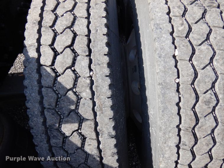 image for item HD9124 2007 Volvo VN  semi truck