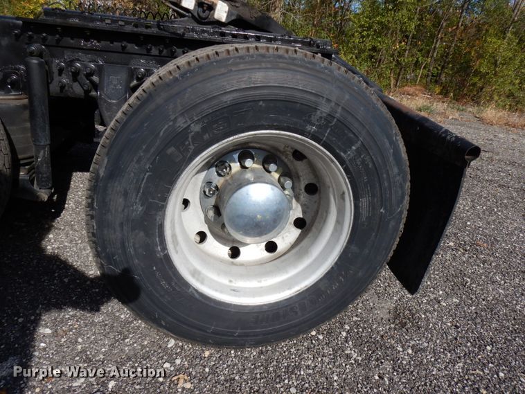 image for item HD9124 2007 Volvo VN  semi truck