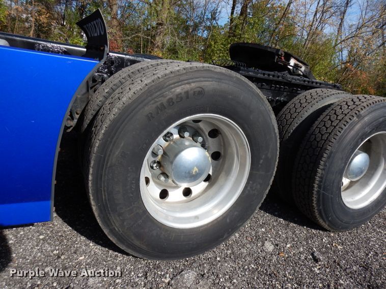 image for item HD9124 2007 Volvo VN  semi truck