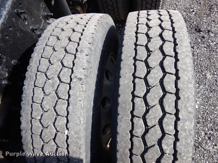 image for item HD9124 2007 Volvo VN  semi truck