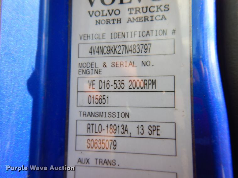 image for item HD9124 2007 Volvo VN  semi truck