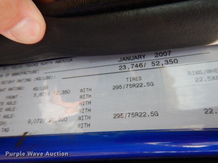 image for item HD9124 2007 Volvo VN  semi truck