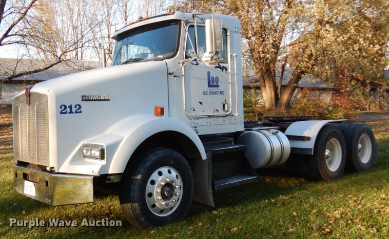 image for item HD9132 2003 Kenworth T800  semi truck