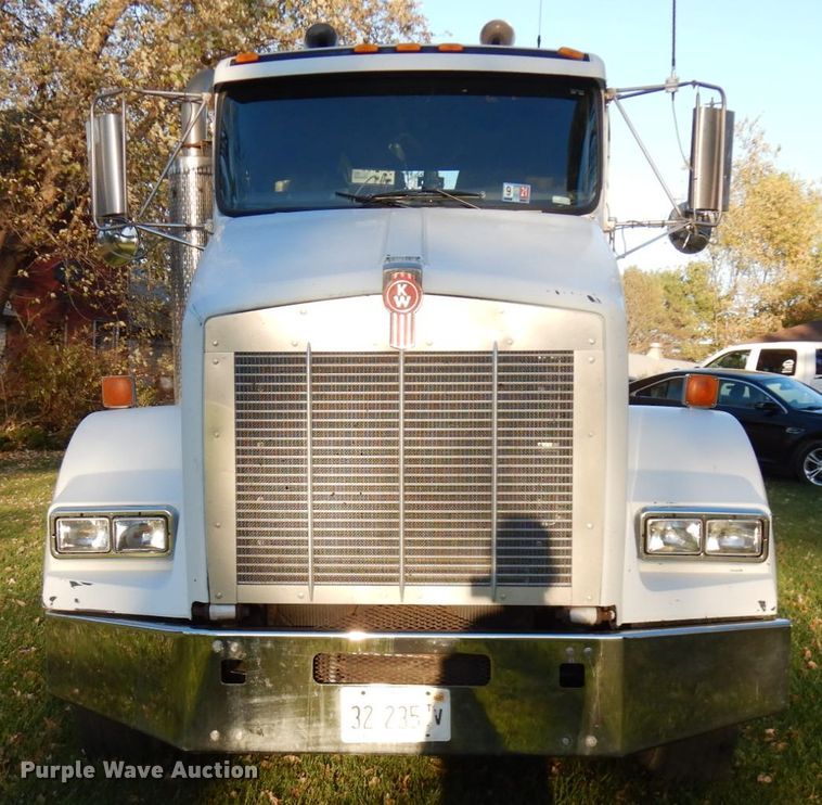 image for item HD9132 2003 Kenworth T800  semi truck