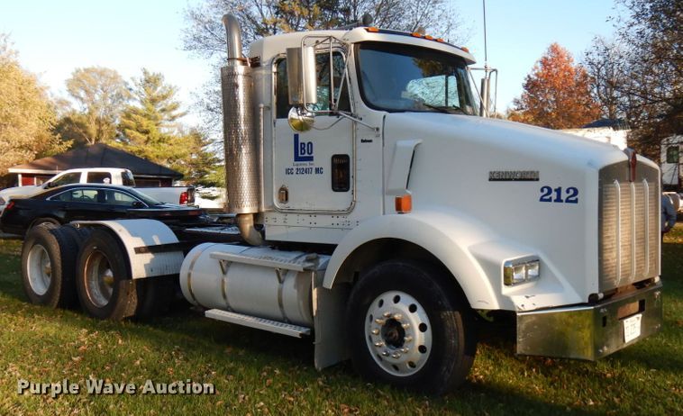 image for item HD9132 2003 Kenworth T800  semi truck
