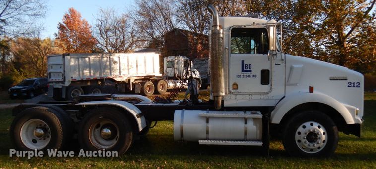 image for item HD9132 2003 Kenworth T800  semi truck