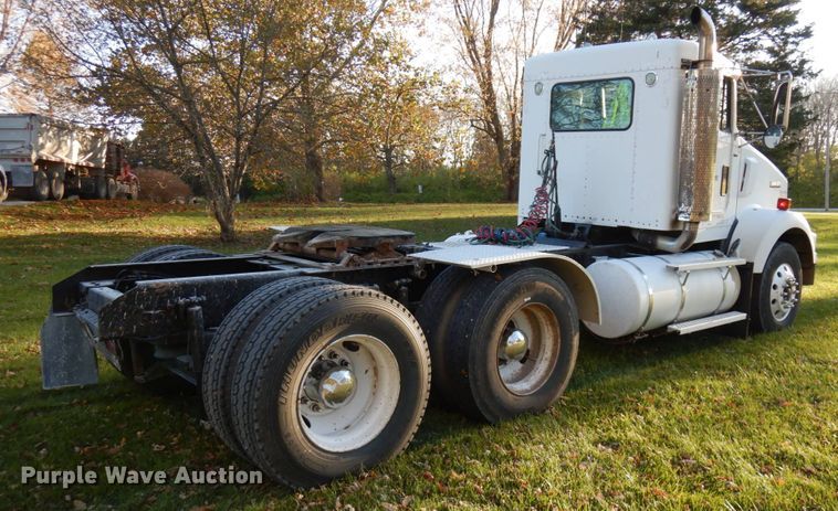 image for item HD9132 2003 Kenworth T800  semi truck