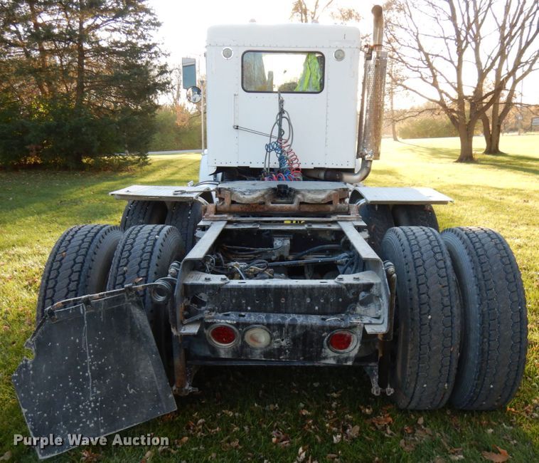 image for item HD9132 2003 Kenworth T800  semi truck