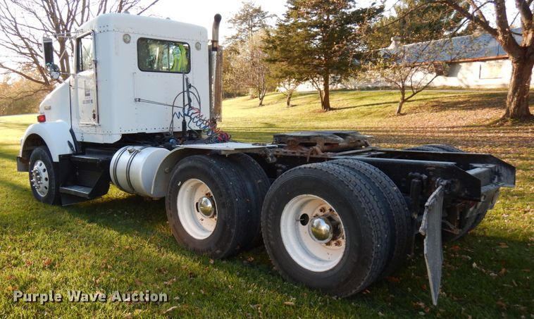 image for item HD9132 2003 Kenworth T800  semi truck
