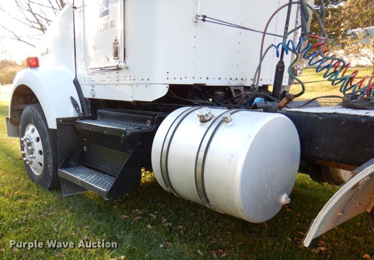 image for item HD9132 2003 Kenworth T800  semi truck