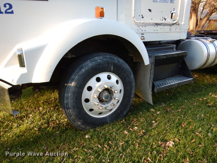 image for item HD9132 2003 Kenworth T800  semi truck