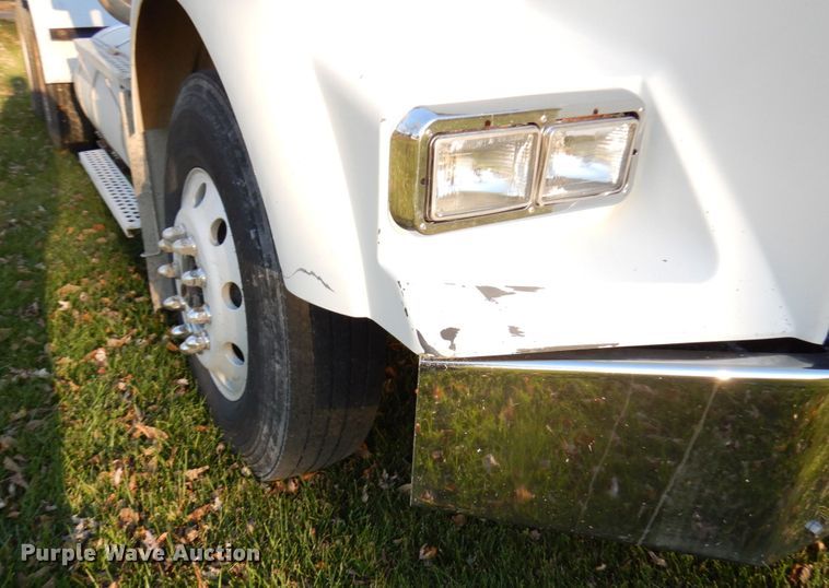 image for item HD9132 2003 Kenworth T800  semi truck