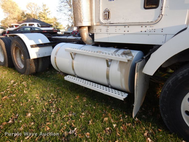 image for item HD9132 2003 Kenworth T800  semi truck