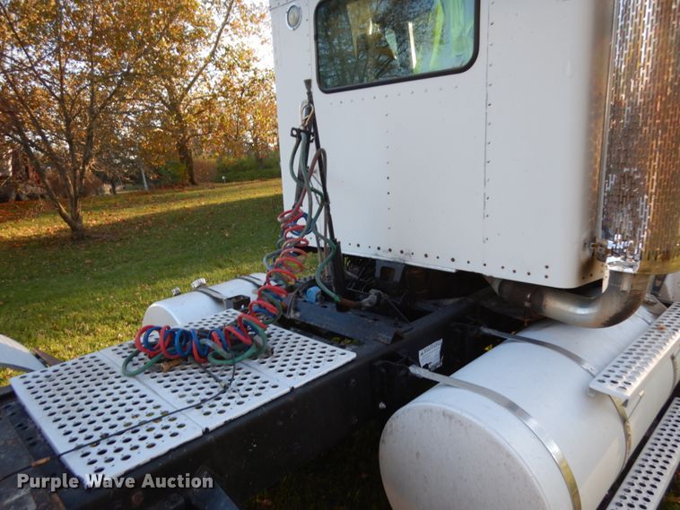 image for item HD9132 2003 Kenworth T800  semi truck
