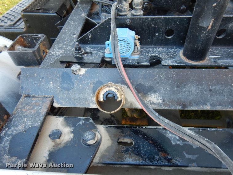 image for item HD9132 2003 Kenworth T800  semi truck