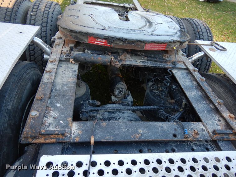 image for item HD9132 2003 Kenworth T800  semi truck