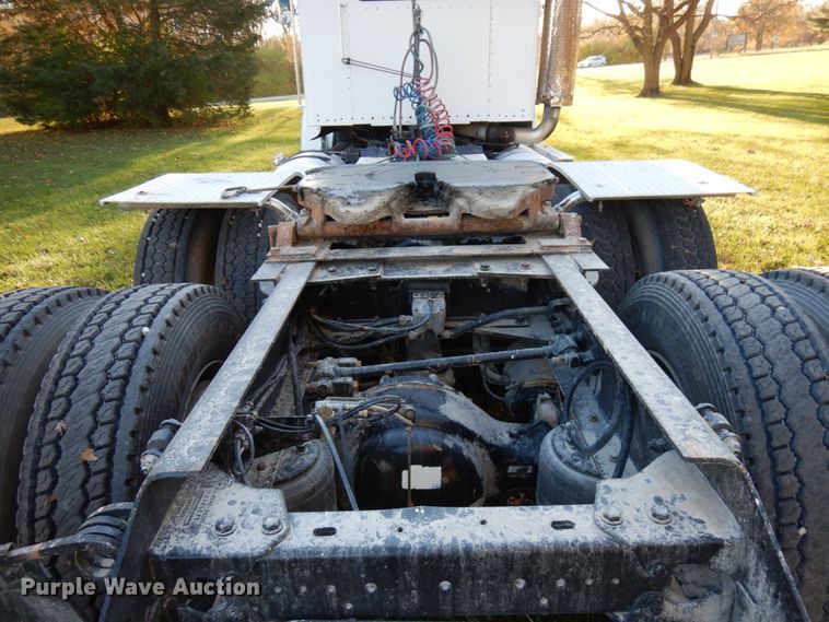 image for item HD9132 2003 Kenworth T800  semi truck