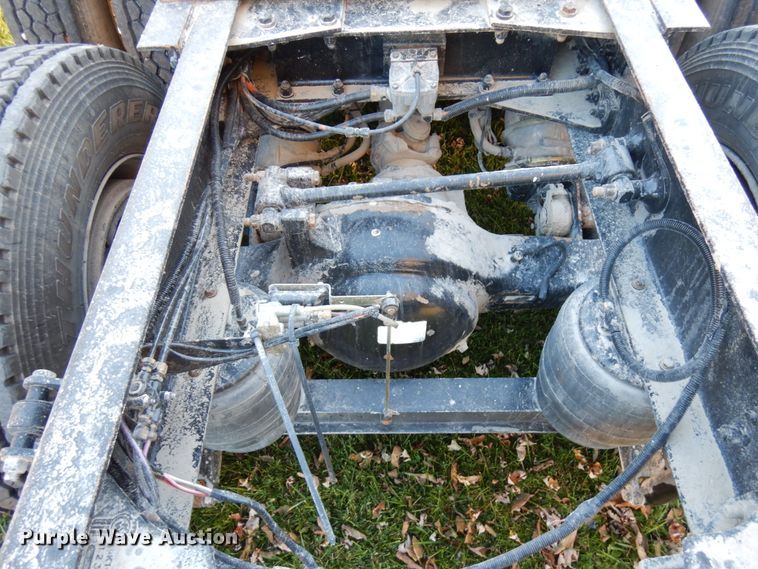 image for item HD9132 2003 Kenworth T800  semi truck