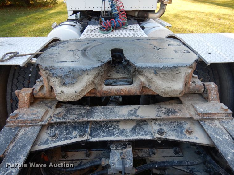 image for item HD9132 2003 Kenworth T800  semi truck