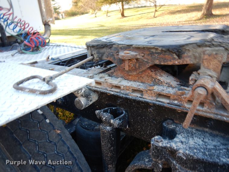 image for item HD9132 2003 Kenworth T800  semi truck