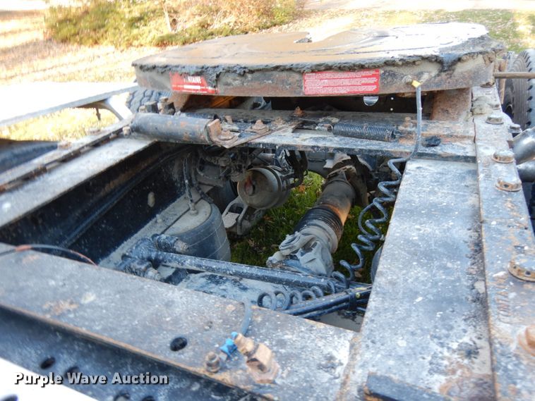 image for item HD9132 2003 Kenworth T800  semi truck