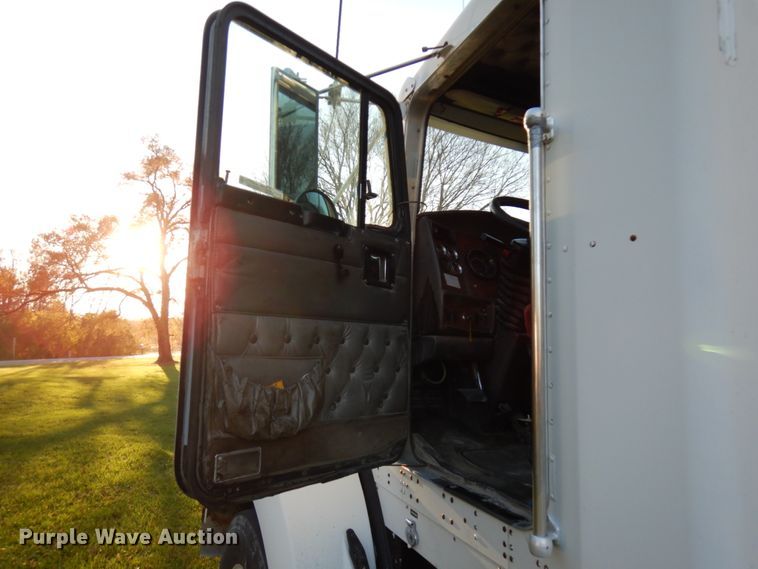 image for item HD9132 2003 Kenworth T800  semi truck