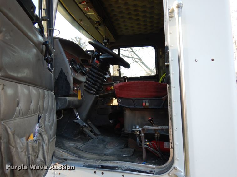 image for item HD9132 2003 Kenworth T800  semi truck